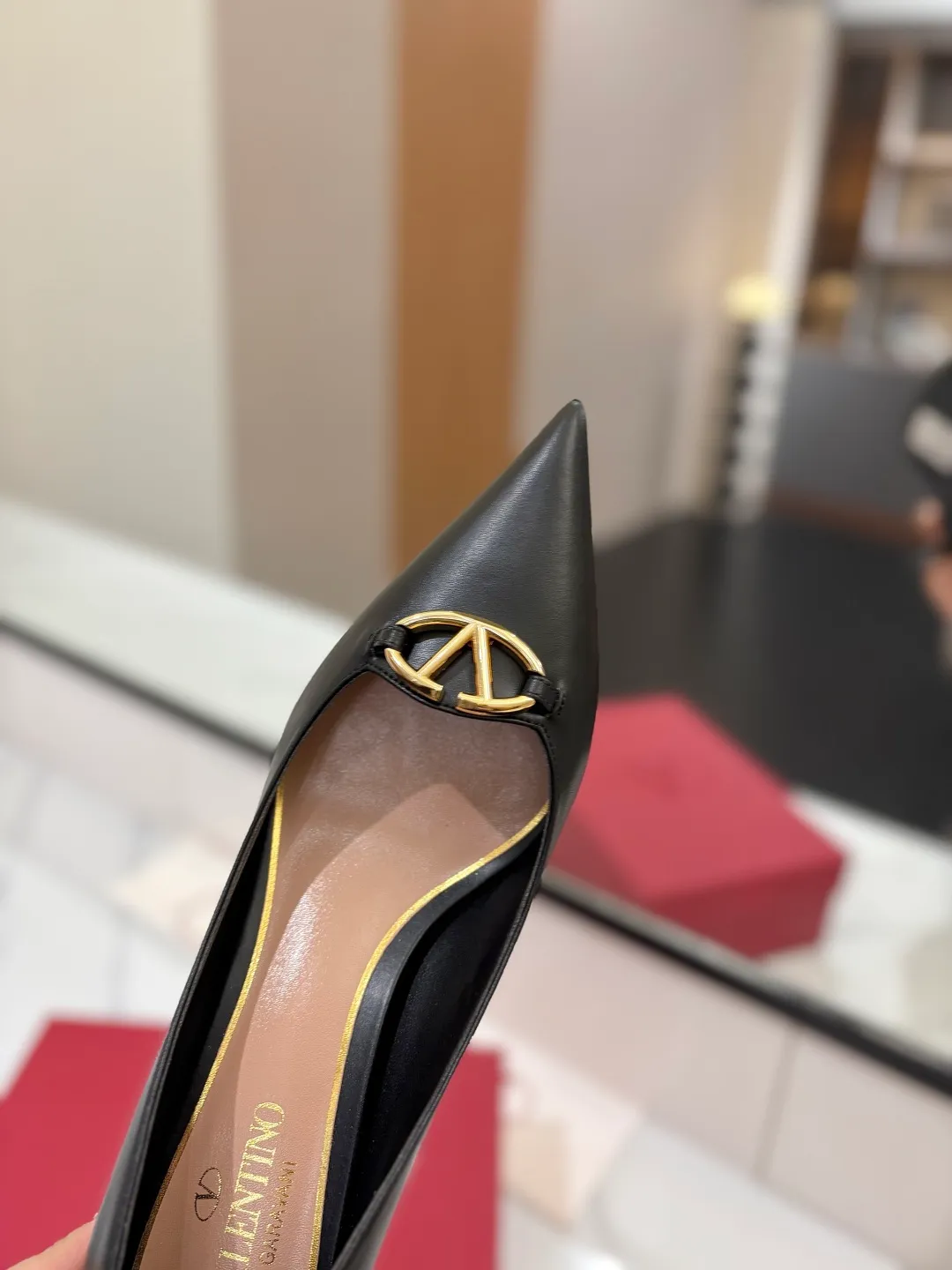 💕💕Factory direct selling price p520💕💕 VALENTINO’s hottest new high-heeled shoes, latest logo buckle, perfect combination with sexy pointed toe❤️‍🔥❤️‍🔥❤️‍🔥❤️‍🔥It is simply the pinnacle of summer fashion💖💖💖💖original replica Upper: patent leather, subleather Outsole: Italian leather outsole Heel height: 6.5cm Size: 35-39 (40 41 42 customized, non-refundable and non-exchangeable)